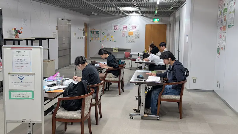 立川市女性総合センター・アイムの学習スペース