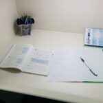 立川の有料自習室マイデスクのデスクと参考書。年末年始も休まず営業中