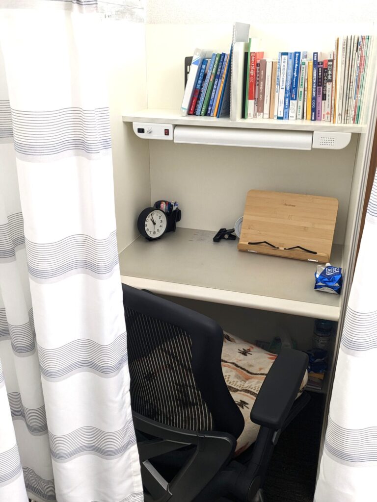 立川の自習室My Deskの個室席(パーティションとカーテン完備)