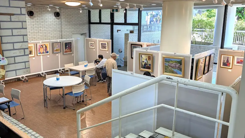 国立公民館内の学習スペースでの絵画展様子
