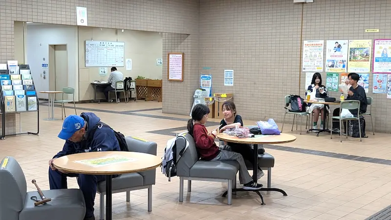 国立北市民プラザ内にある無料学習スペースの座席と机の様子