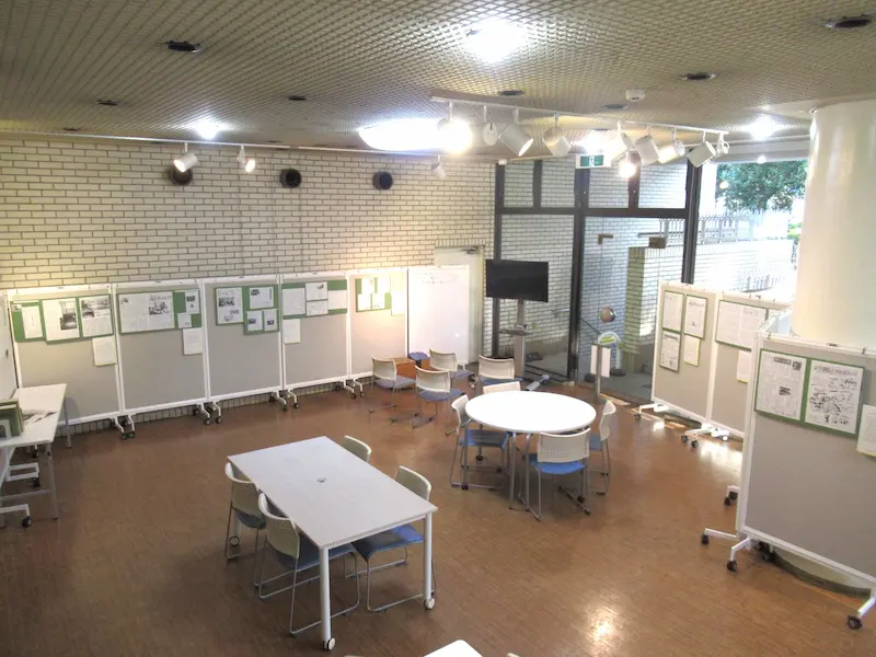 国立公民館内の学習スペースでのパネル展の様子
